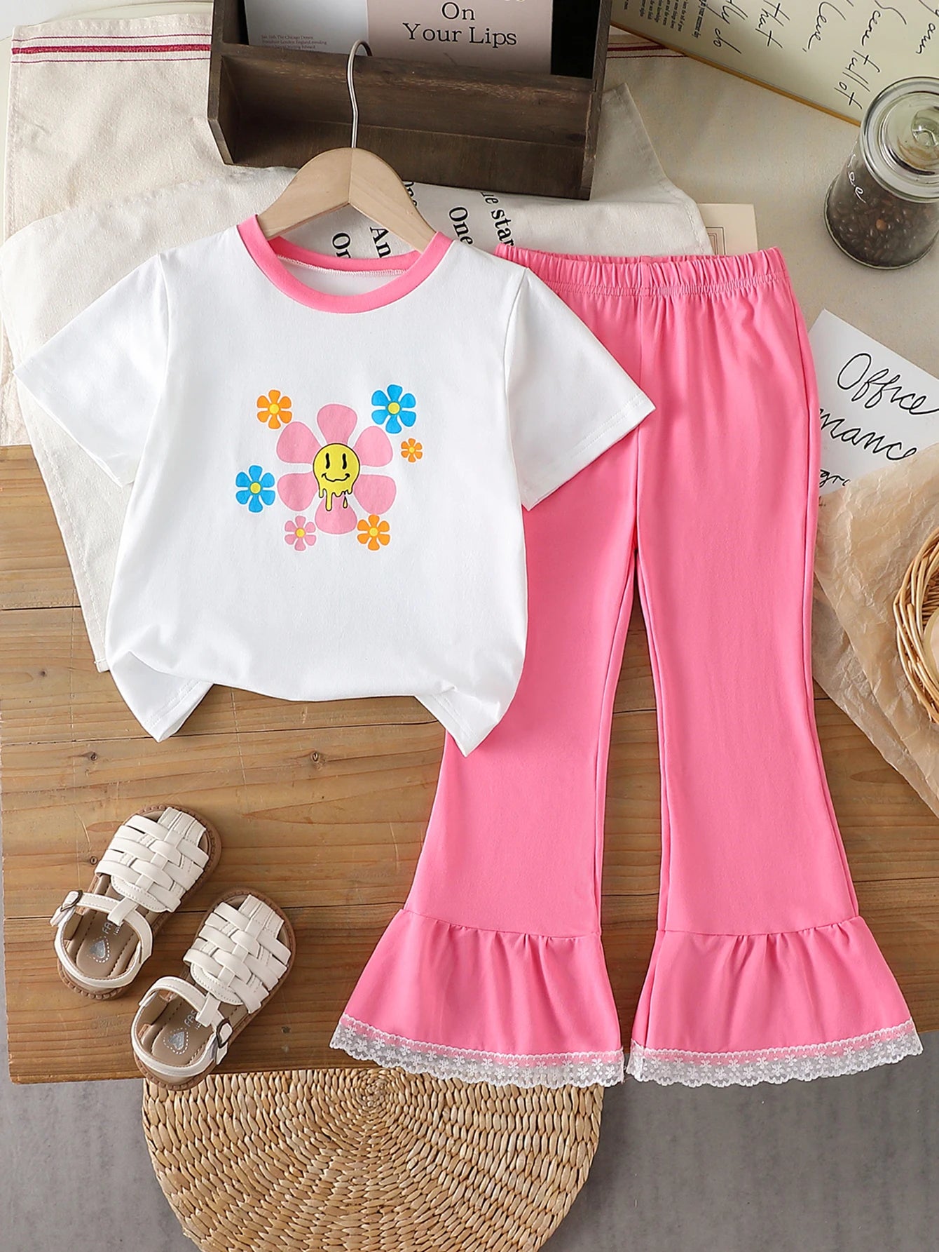 Girls Aged 4-7 Years Old Flower Smiley Face T-Shirt + Lace Bell Bottoms Set
