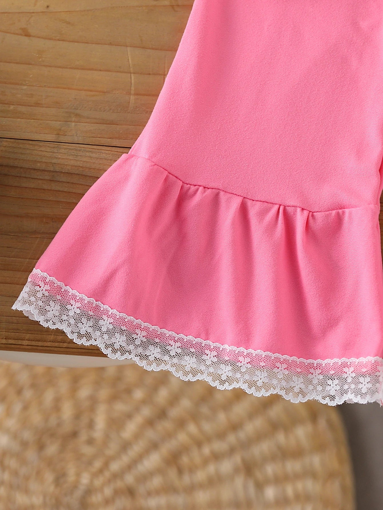 Girls Aged 4-7 Years Old Flower Smiley Face T-Shirt + Lace Bell Bottoms Set